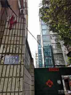 長(zhǎng)沙一小區(qū)加裝電梯遇鬧心事??未批先建存安全隱患