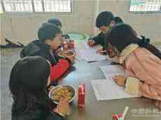 ?大手拉小手  關愛留守娃