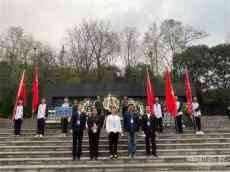 再思學校開展“銘記革命歷史 緬懷英勇先烈”清明祭掃活動