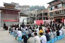 貴州黎平：法院在鼓樓坪審理“斷卡”案 上百人現(xiàn)場(chǎng)旁聽