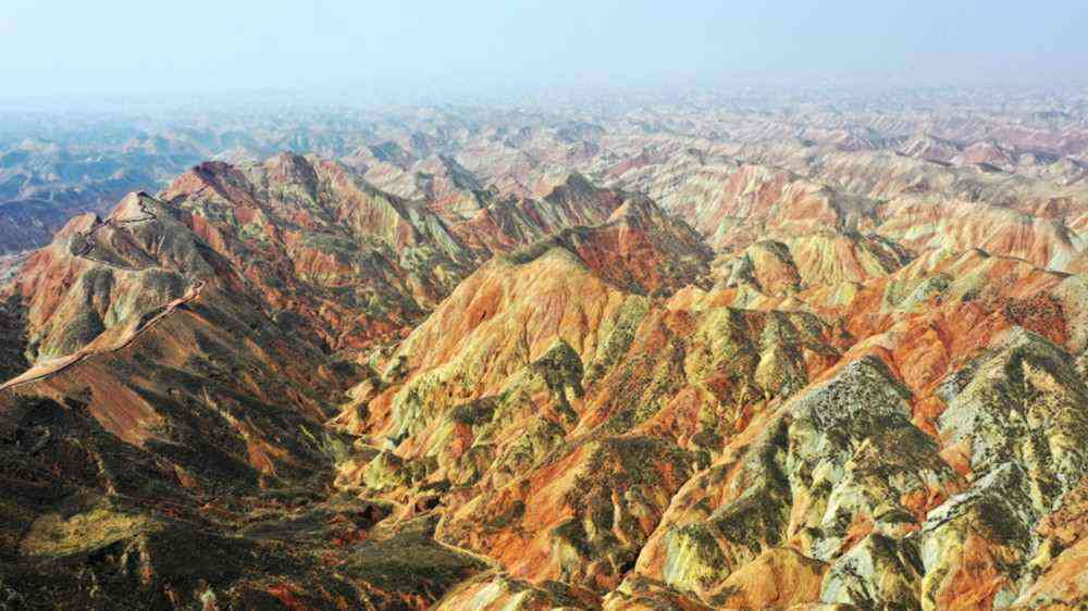 這是4月5日拍攝的蘭州水墨丹霞景區(qū)（無人機照片）。新華社記者 陳斌 攝