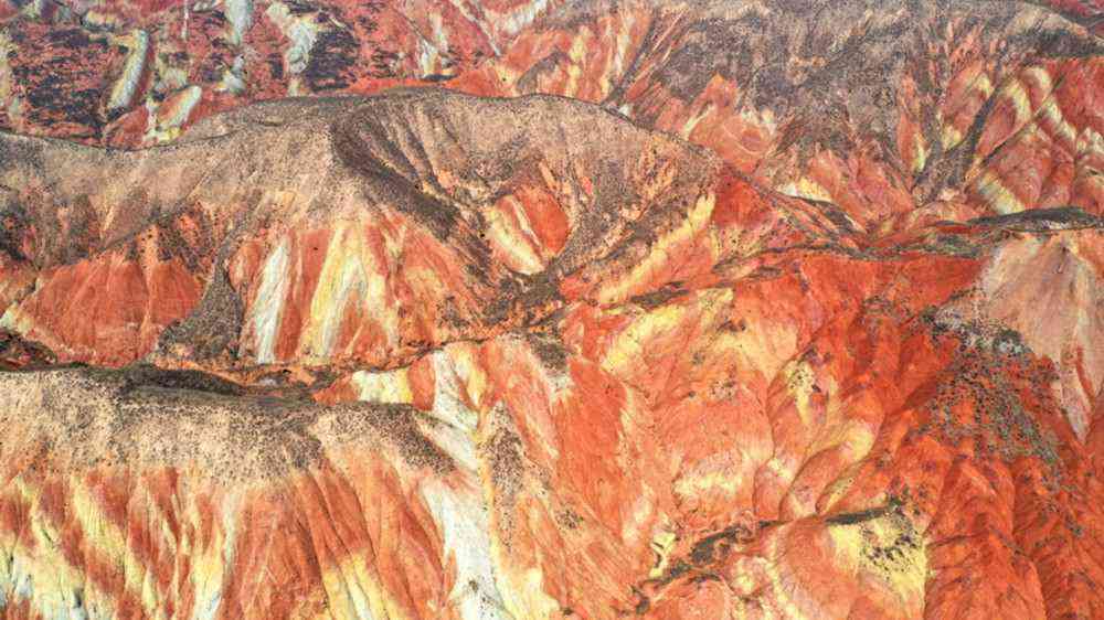 這是4月5日拍攝的蘭州水墨丹霞景區(qū)（無人機照片）。新華社記者 陳斌 攝