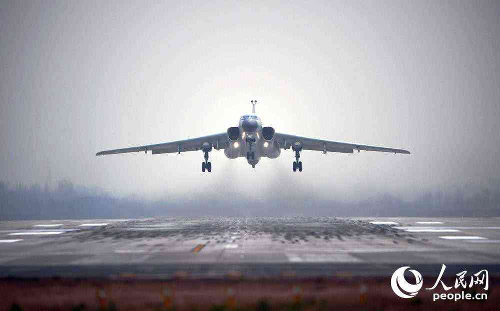 戰(zhàn)機呼嘯升空。