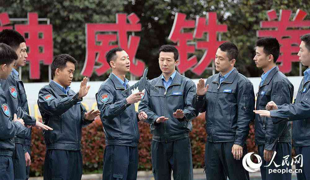 飛行員開展戰(zhàn)術戰(zhàn)法研究。