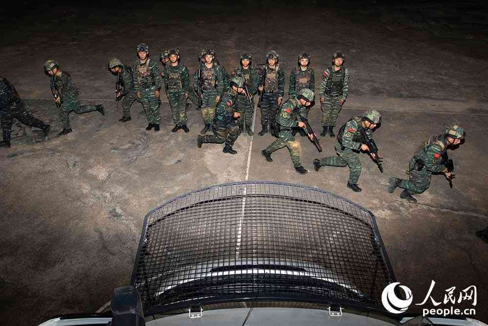 武警廣西總隊(duì)賀州支隊(duì)特戰(zhàn)分隊(duì)特戰(zhàn)隊(duì)員出動(dòng)。