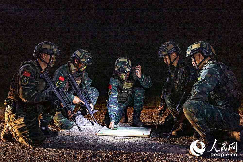 特戰(zhàn)隊(duì)員制定作戰(zhàn)方案。