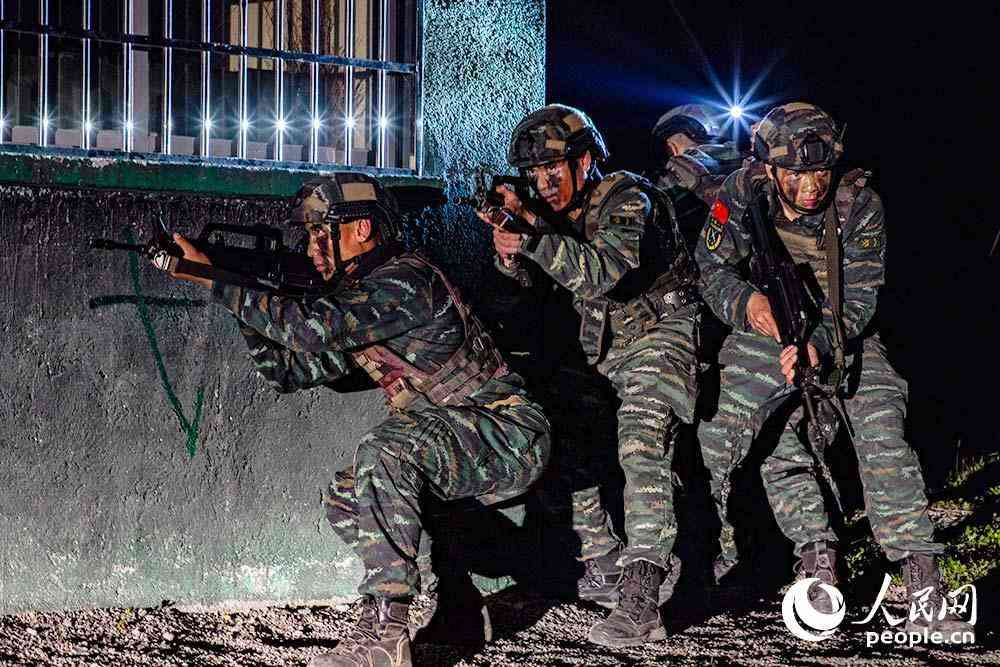 特戰(zhàn)隊(duì)員隱蔽接近目標(biāo)區(qū)域。