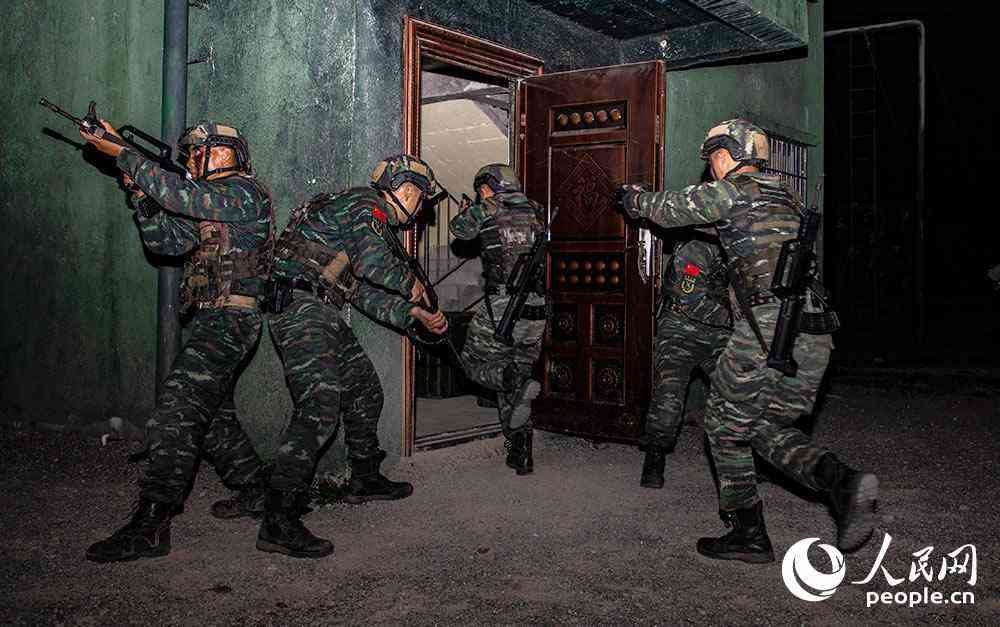 特戰(zhàn)隊(duì)員迅速展開突擊。