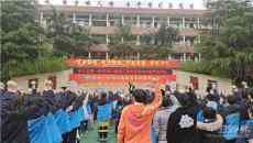 全國(guó)知名勵(lì)志演說(shuō)家楊青松在湘西古丈一中開(kāi)講