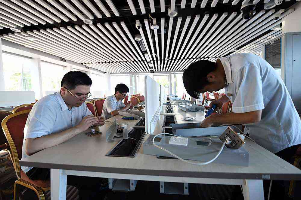 4月10日，工作人員在安裝新聞中心網(wǎng)絡(luò)設(shè)施。