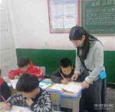 唐紅梅：用母愛點(diǎn)亮學(xué)生“心燈”