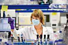 多國暫停接種強(qiáng)生疫苗 或?qū)⒂绊懭蚍酪哌M(jìn)程