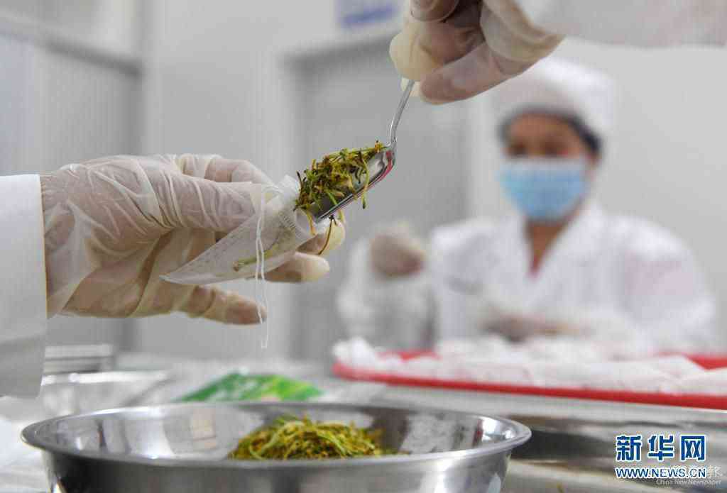 4月13日，在馬山縣加方鄉(xiāng)大陸村，村民在包裝金銀花。時(shí)下，廣西馬山縣進(jìn)入金銀花采摘季，當(dāng)?shù)剞r(nóng)民搶抓農(nóng)時(shí)，采摘金銀花供應(yīng)市場。馬山縣金銀花種植面積超過4萬畝，是助力當(dāng)?shù)剞r(nóng)民增收的重要產(chǎn)業(yè)。