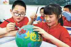 校門外的少先隊(duì)活動(dòng)課