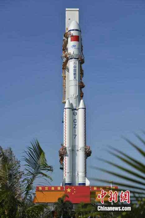 天舟二號貨運飛船船箭組合體轉(zhuǎn)運至發(fā)射區(qū)。駱云飛攝