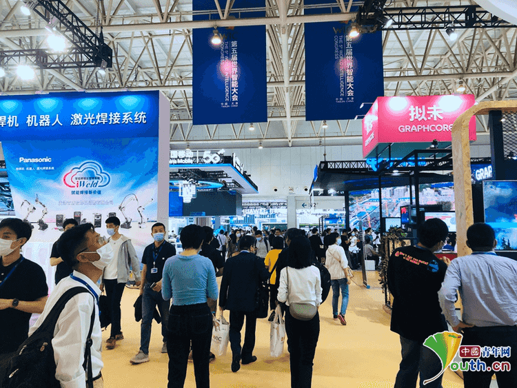 220多家企業(yè)機構(gòu)亮相世界智能大會智能科技展，引市民參觀