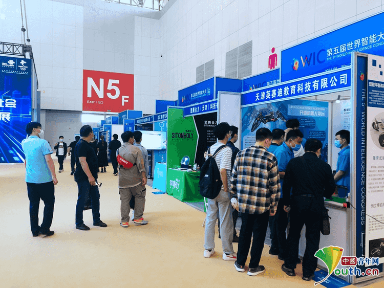 220多家企業(yè)機構(gòu)亮相世界智能大會智能科技展，引市民參觀