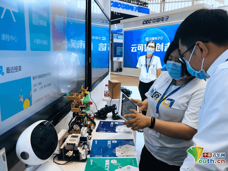 220多家企業(yè)機構(gòu)亮相世界智能大會智能科技展，引市民參觀