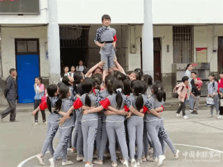 荷香橋鎮(zhèn)中心小學(xué)舉辦“紅心永向黨、奮斗新征程”演出