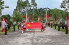 感黨恩迎大慶，“紅瑤女童”繡黨旗送武警