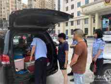 一對(duì)夫婦用草草