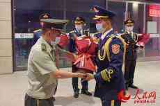 一生的榮耀：他們?cè)谔彀查T(mén)廣場(chǎng)奏響忠誠(chéng)樂(lè)章！