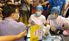 臺灣學者邱毅在廈門接種新冠疫苗第一劑