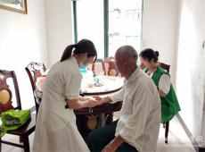 安徽休寧：愛(ài)心送進(jìn)光榮門(mén)情暖老兵 您的健康我來(lái)幫