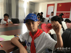 安徽農(nóng)業(yè)大學(xué)研究生教泥河鎮(zhèn)留守兒童向媽媽表達愛