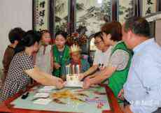 安徽休寧：老兵喜迎百歲生日??退役軍人事務(wù)局上門(mén)祝壽