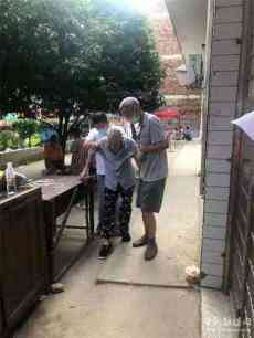 邵東簡(jiǎn)家隴鎮(zhèn)百歲老人主動(dòng)接種新冠疫苗