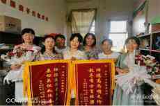 學(xué)生家長送錦旗  感謝老師培育情