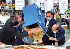 香港選委會(huì)選舉順利舉行 投票率九成