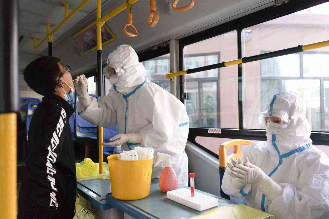 9月24日，市民在哈爾濱市巴彥縣興隆鎮(zhèn)一流動(dòng)核酸檢測點(diǎn)進(jìn)行檢測。新華社記者 謝劍飛 攝