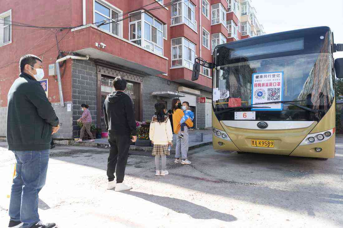 9月24日，市民在哈爾濱市巴彥縣興隆鎮(zhèn)一流動(dòng)核酸檢測點(diǎn)排隊(duì)進(jìn)行檢測。哈爾濱市調(diào)配了60輛核酸采樣流動(dòng)車輛支援巴彥縣，方便當(dāng)?shù)鼐用窬徒鼨z測。新華社記者 謝劍飛 攝