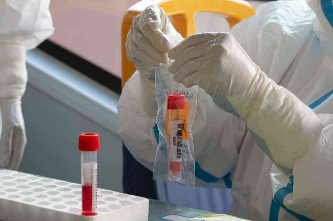 9月24日，在哈爾濱市巴彥縣興隆鎮(zhèn)一流動(dòng)核酸檢測點(diǎn)，醫(yī)務(wù)人員將采樣管裝袋。新華社記者 謝劍飛 攝