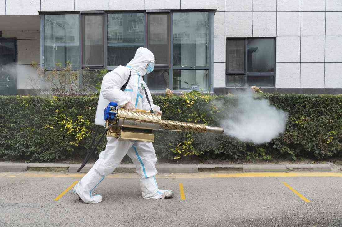 9月25日，哈爾濱市巴彥縣志愿者協(xié)會志愿者在巴彥縣一小區(qū)內(nèi)進(jìn)行消毒。新華社記者 謝劍飛 攝