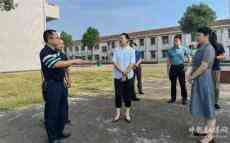 蘇群英帶隊到陳二鋪中學聯(lián)校支教