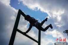 武警黔西南支隊特戰(zhàn)隊員開展野外實戰(zhàn)化對抗訓(xùn)練