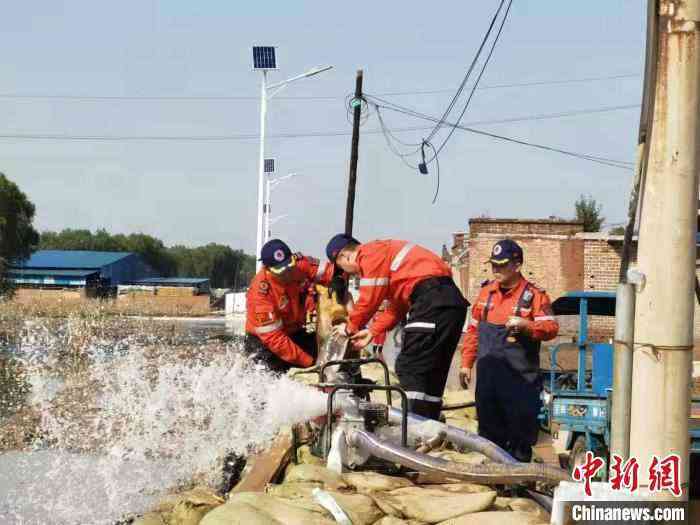 奔走在山西介休抗洪一線的紅十字救援隊