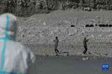 新疆：牦牛借道冬季轉(zhuǎn)場 邊防官兵“保駕護(hù)航”