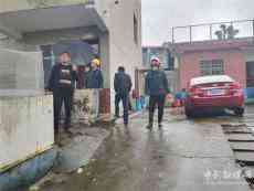 寒潮來襲，他們?yōu)榻值谰用袂宄秒娬系K