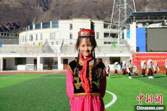 圖為加查縣安繞鎮(zhèn)小學(xué)回族學(xué)生馬萍?！∝暩聛?lái)松 攝