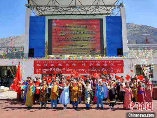 圖為加查縣安繞鎮(zhèn)小學(xué)各民族代表學(xué)生齊唱紅歌?！“怖@鎮(zhèn)小學(xué)供圖
