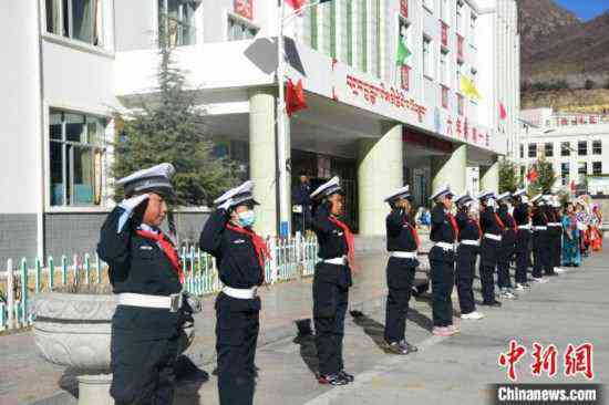 圖為加查縣安繞鎮(zhèn)小學(xué)學(xué)生爭(zhēng)當(dāng)“小交警”體驗(yàn)交警工作。　貢嘎來(lái)松 攝