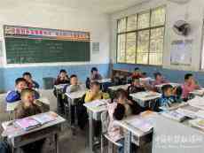 華溪小學開展“呵護雙眼，明眸出彩”眼保健操比賽