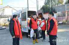 安徽廬江：愛(ài)心人士為低收入家庭冬日送溫暖