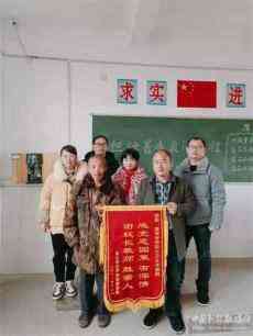 湖南新邵縣濂泉學(xué)校：愛(ài)心暖冬貧困生