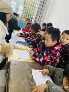 湖南武岡市灣頭橋鎮(zhèn)中心小學(xué)開展一年級拼音過關(guān)測試活動