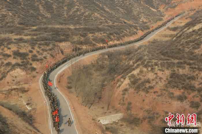 部隊(duì)行進(jìn)中。　謝強(qiáng) 攝